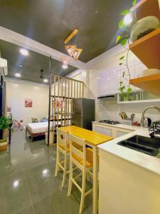 Dapur atau dapur kecil di Relaxing home with bathtub in the South of Davao City