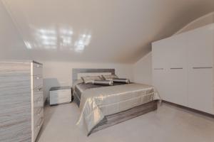 A bed or beds in a room at Oniro Luxury Villas