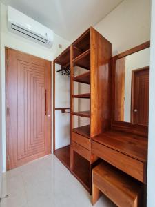 a room with wooden shelves and a closet at DKD ROOM Pererenan Canggu in Canggu