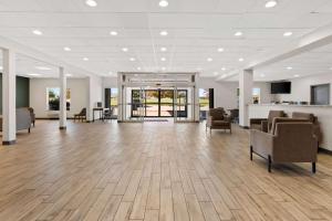 an empty lobby with chairs and a waiting room at Comfort Inn & Suites in Elk City