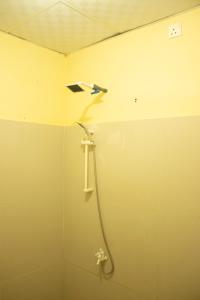eine Dusche mit Duschkopf in einem Badezimmer in der Unterkunft Leon Lakeside Hotel - Kataragama in Gotamegama