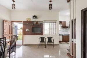 Кухня или мини-кухня в The JhilMil Paradise 6 BHK Villa 3 Pvt Pool Pvt lawn
