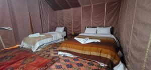 Postel nebo postele na pokoji v ubytování Bivouac Joudour Sahara