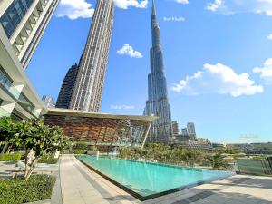 een uitzicht op de burj khalifa vanuit de stad bij SKY9 Apartments - Luxury Apartments in Downtown Dubai with Full Burj Khalifa View in Dubai