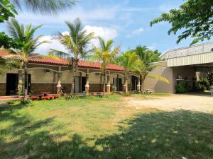 O grădină în afara Bandengan Beach Hotel Jepara 2