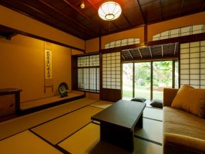 町家ホテル　町の踊場にあるシーティングエリア