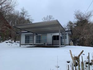 藏王宮城蔵王ビレッジ,一棟貸,ペット可有償,バーベキュー,フリーチェックイン,温泉チケット,完全非対面,無料駐車場的雪中带屋顶的小房子