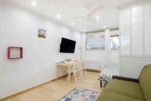 een woonkamer met een bank en een tafel bij Studio - 2 couchages doubles in Villeneuve-Loubet