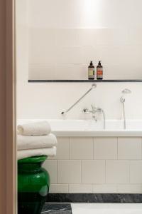 Bilik mandi di Boutique & Design Hotel AUERSPERG