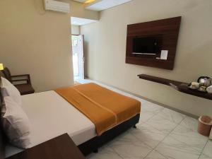 Un televizor și/sau centru de divertisment la Bandengan Beach Hotel Jepara 2