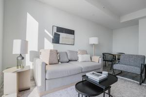 una sala de estar con un sofá y una mesa en Blueground Downtown pool AC nr Capitol ATX-292, en Austin