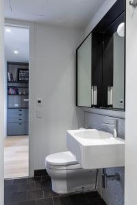 メルボルンにあるPenthouse Apartment Collingwoodのバスルーム(白い洗面台、トイレ付)