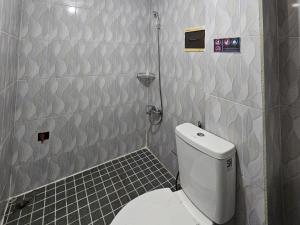 Koupelna v ubytování RedDoorz near RSUD Tidar Magelang