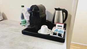 Příslušenství pro přípravu čaje a kávy v ubytování Cosy Corner Thionville Appart