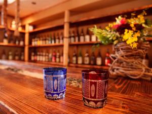 雾岛市雾岛城堡饭店的木台上两杯