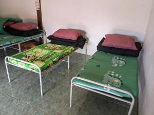 a room with two twin beds in a room at ที่ราบสูง & โฮมสเตย์ in Ban Mae Na Tai