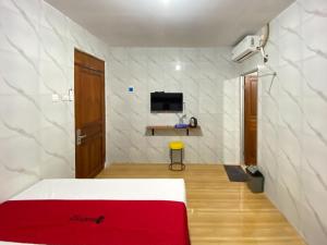 TV a/nebo společenská místnost v ubytování RedDoorz near RSUD Tidar Magelang