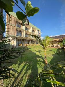 una palmera delante de un edificio en Soul Temple of Surfing, en Ahangama