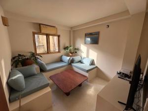 una sala de estar con un sofá y una mesa en Soul Temple of Surfing, en Ahangama