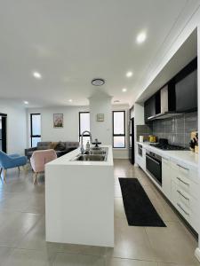 Una cocina o cocineta en Modern Luxury Nest