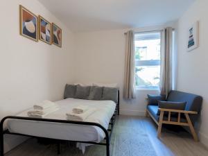Postel nebo postele na pokoji v ubytování Pass the Keys Studio flat in Heart of Southend