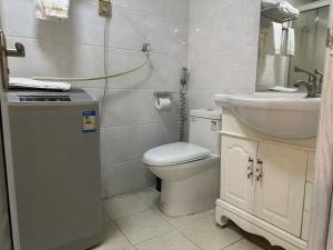 Guangzhou Youke Serviced Apartment1min to Line5 Taojin STN-Free shuttle bus during the Canton Fair的一间浴室