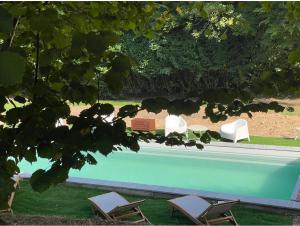 Bazén v ubytování Campagne bohème chic & Piscine Privée à Honfleur nebo v jeho okolí