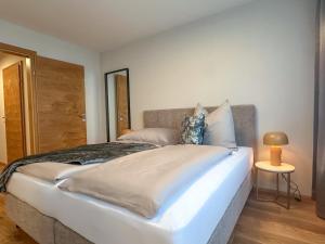 Postel nebo postele na pokoji v ubytování "THREE" - Premium Apartments Seekirchen, modern, zentral gelegen