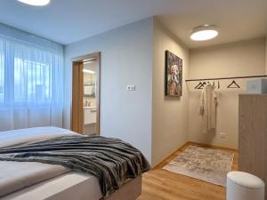 Postel nebo postele na pokoji v ubytování "THREE" - Premium Apartments Seekirchen, modern, zentral gelegen