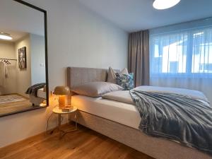 Postel nebo postele na pokoji v ubytování "THREE" - Premium Apartments Seekirchen, modern, zentral gelegen