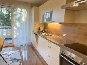 Kuchyň nebo kuchyňský kout v ubytování "THREE" - Premium Apartments Seekirchen, modern, zentral gelegen
