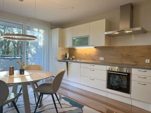 Kuchyň nebo kuchyňský kout v ubytování "THREE" - Premium Apartments Seekirchen, modern, zentral gelegen