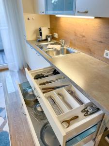 Kuchyň nebo kuchyňský kout v ubytování "THREE" - Premium Apartments Seekirchen, modern, zentral gelegen