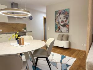 Kuchyň nebo kuchyňský kout v ubytování "THREE" - Premium Apartments Seekirchen, modern, zentral gelegen