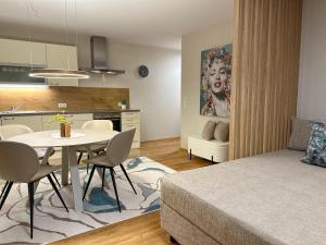 Kuchyň nebo kuchyňský kout v ubytování "THREE" - Premium Apartments Seekirchen, modern, zentral gelegen