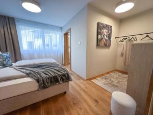 Postel nebo postele na pokoji v ubytování "THREE" - Premium Apartments Seekirchen, modern, zentral gelegen