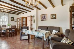 ロンダにあるCasa Ayala Rondaのテーブルと椅子のあるリビングルーム