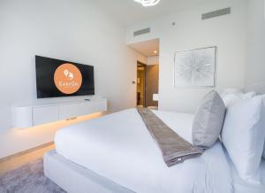 Televisyen dan/atau pusat hiburan di EasyGo-Core Luxury 2BDR in Grande Signature Res panoramic view
