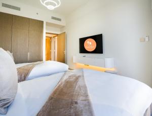 Katil atau katil-katil dalam bilik di EasyGo-Core Luxury 2BDR in Grande Signature Res panoramic view