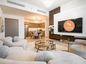 Televisyen dan/atau pusat hiburan di EasyGo-Core Luxury 2BDR in Grande Signature Res panoramic view