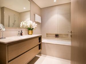 Bilik mandi di EasyGo-Core Luxury 2BDR in Grande Signature Res panoramic view