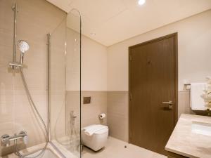 Bilik mandi di EasyGo-Core Luxury 2BDR in Grande Signature Res panoramic view