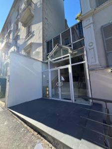 budynek z otwartymi drzwiami na boku w obiekcie Villa des Thermes - T3 w mieście Royat