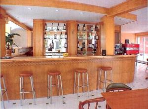 un bar con taburetes en un restaurante en Hotel Iris en Benidorm