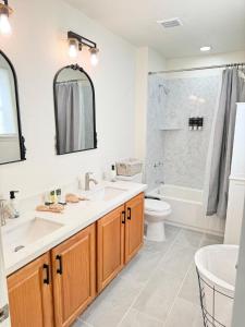 a bathroom with a sink and a toilet and a tub at Reset, Relax and Enjoy Fairfield, Napa in Fairfield +21 photos