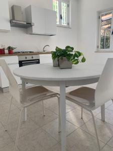 a white table and chairs in a kitchen at Civico 205 in Fermo