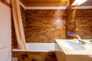 a bathroom with a sink and a bath tub at Appartement 22 - 5 personnes in Les Allues