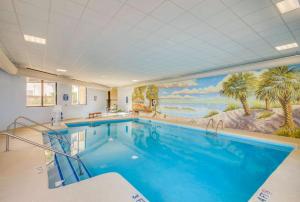 een groot zwembad met een schilderij aan de muur bij Ocean Forest Plaza Condos in Myrtle Beach +224 foto's