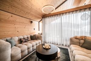 Khu vực ghế ngồi tại Chalet Marguerite, Morzine - by EMERALD STAY