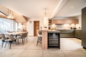 Nhà bếp/bếp nhỏ tại Chalet Marguerite, Morzine - by EMERALD STAY